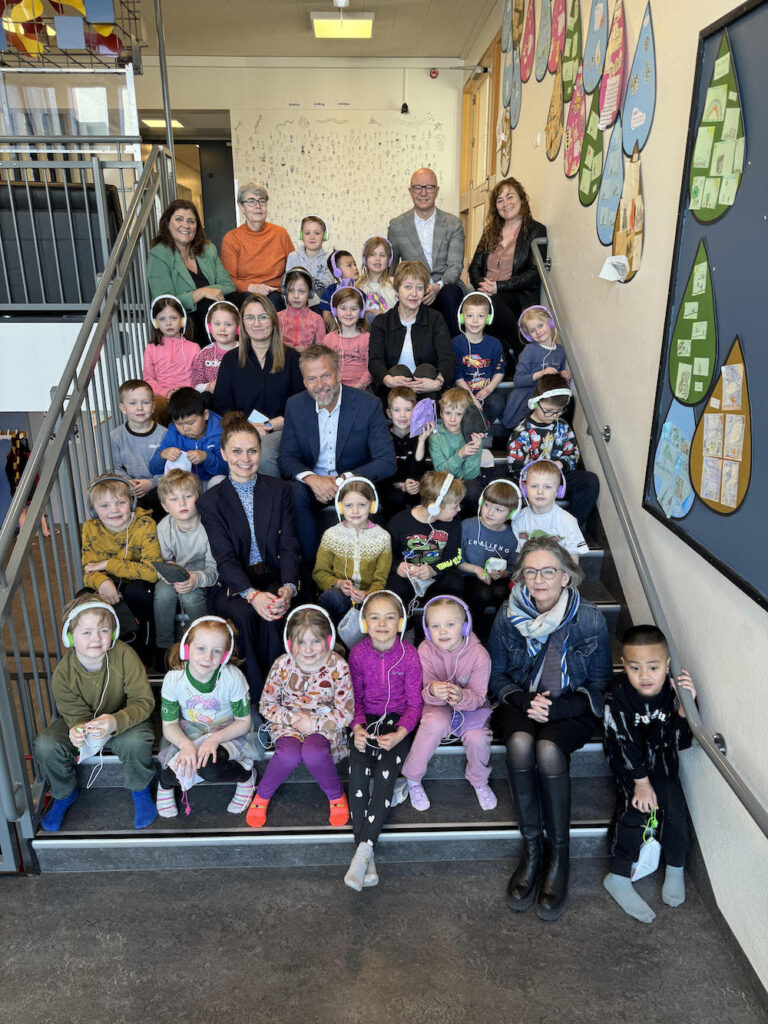 Ásdís Kristjánsdóttir, bæjarstjóri í Kópavogi, Orri Hauksson, forstjóri Símans og Vésteinn Gauti Hauksson hjá Billboard ehf. litu á dögunum við í heimsókn í Kópavogsskóla og hittu hressa krakka í fyrsta bekk. Börnin voru með heyrnartól sem þau nýta í leiknum en þau voru gjöf frá Símanum sem er einn af bakhjörlum verkefnisins.